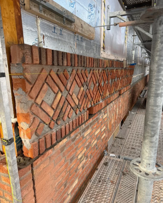 Mönster som lyfter helheten – tegelfasad med karaktär 🧡

När detaljer får ta plats uppstår något alldeles extra. I vårt projekt Säbo Nordanstig har fasaden fått ett unikt uttryck genom ett specialutformat mönster i tegel. 
I detta projekt var den största utmaningen att realisera arkitektens vision för det mönstermurade bandet mellan plan 1 och 2 samt de vinklade tegelbalkarna ovan fönster.
Vi på Tegelmäster tog fram flera lösningsförslag i dialog med murentreprenören gällande det mönstermurade tegelbandet. Murarna valde att själva gjuta prefabricerade betongbalkar med tegel som yta – ett beslut som möjliggjorde ett starkt visuellt uttryck och samtidigt bibehöll byggbarheten.
Rullskiftsbalkarna ovanför fönsterna har utförts med prefabricerad tegelbalk där stenarna gradvis viknas utåt för att uppnå det uttryck som arkitekten önskat. 
Tack vare god samverkan och murarnas skickliga arbete kunde arkitektens vision realiseras med både estetik och hållfasthet i fokus.

Tegel ger möjligheter – mönstret sätter tonen ✨

#ByggHållbart #ByggFörFramtiden #HållbarArkitektur  #Marktegel #Återbrukattegel #Skärmtegel #Glädje #Engagemang #Nyfikenhet #GreatPlaceToWork #Tillsammans