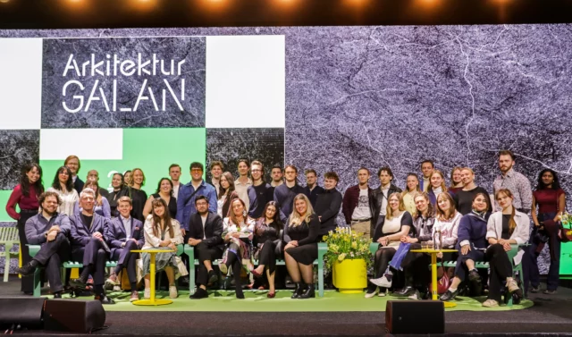 Stort grattis till alla vinnare på Arkitekturgalan 2025 🌟

Vi på Tegelmäster vill tacka för en fantastik dag och samtidigt rikta ett varmt grattis till årets pristagare som med kreativitet, kvalitet och hållbarhet driver arkitekturen framåt. 
Ert arbete inspirerar – från formstarka interiörer till hållbara och innovativa lösningar som sätter både människan och miljön i centrum. 🌱

Kasper Salin-priset: Besökspaviljong i Linnéträdgården, Uppsala.
Landmärket: Järva begravningsplats, Stockholm. 
Planpriset: Varvsstaden, Malmö
Guldstolen Interiör: Tengboms Stockholmskontor, Stockholm
Guldstolen Produkt: Karmstolen Vyn. Formgivare Anton Björsing. Producent: Gärsnäs
Kritikerpriset: Boken Woods Go Urban. 

Fotograf: Sören Andersson

#ByggFörGenerationer #ByggHållbart #ByggFörFramtiden #HållbarArkitektur  #Marktegel #Återbrukattegel #Skärmtegel #Glädje #Engagemang #Nyfikenhet #GreatPlaceToWork #Tillsammans #FramtidensArkitektur #HållbarDesign #Arkitekturgalan2025
