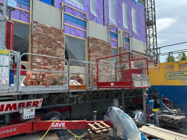 Äntligen igång ✨

Tillsammans med bland andra @abkarlssonsfasadrenovering  och @skanskasverige  är vi på Tegelmäster stolta över att vara igång med det arkitektoniskt imponerande Domstolsverkat i Växjö – och det är något alldeles extra. Det här är nämligen vårt första projekt med vår "nygamla" stolthet, återbrukat tegel! 🧱

Tegel som bär på mängder av gamla berättelser får nu nytt liv i en modern och hållbar kontext. Ett steg vi är både glada och stolta över.
 
#DomstolshusetVäxjö #Återbruk #CirkulärtByggande #HållbarArkitektur #ÅterbrukatTegel #ByggbranschenMedKänsla #ByggHållbart #ByggFörFramtiden #HållbarArkitektur  #Marktegel #Återbrukattegel #Skärmtegel #Glädje #Engagemang #Nyfikenhet #GreatPlaceToWork #Tillsammans