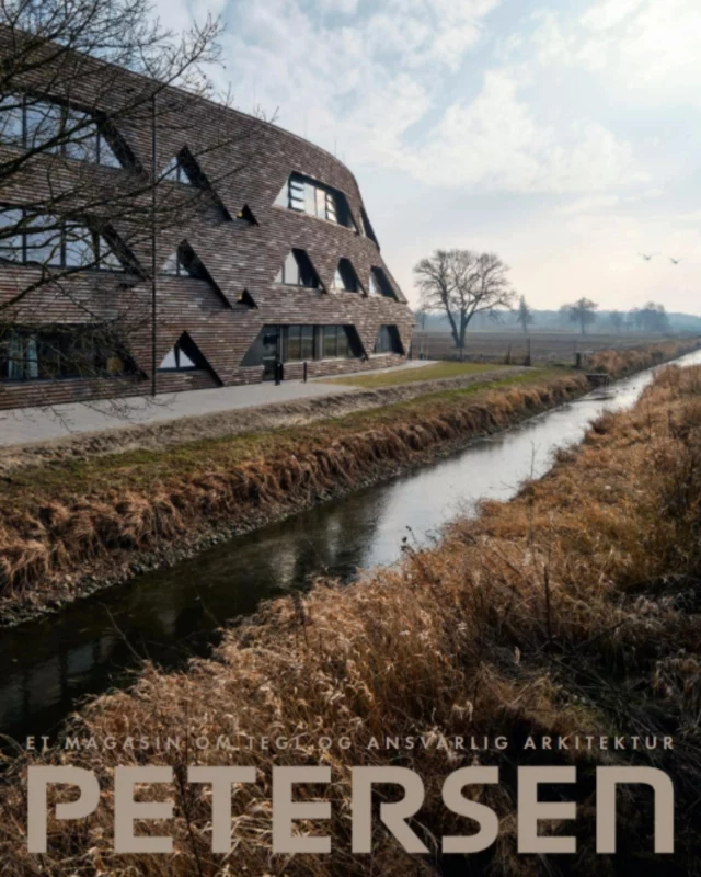 Senaste numret av Petersens inspirerande magasin nu har landat! 
Fylld med vackra referensprojekt, materialinspiration och insikter kring tegel – perfekt läsning för dig som brinner för design och byggnation.
Kopiera länken: https://issuu.com/strandbygaardgrafisk/docs/petersen_-_52_-_2025_-_dk?fr=xPf81NTU
@petersentegl ✨

#ByggHållbart #ByggFörFramtiden #HållbarArkitektur  #Marktegel #Återbrukattegel #Skärmtegel #Glädje #Engagemang #Nyfikenhet