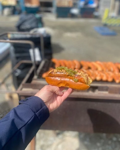 - En grillad, tack 😎

Idag var vi ute på ett av våra projekt och passade på att grilla med hela gänget. En riktigt härlig stund med god mat, bra samtal och sol mellan molnen. 
Alltid lika roligt att få komma ut och träffa människorna bakom projekten!
Tack till @bosarps och @thage_ab ☀️

#TegelmästerPåPlats #Grillpaus #Teamkänsla #TegelOchTugg #ByggHållbart #ByggFörFramtiden #HållbarArkitektur  #Marktegel #Återbrukattegel #Skärmtegel #Glädje #Engagemang #Nyfikenhet
